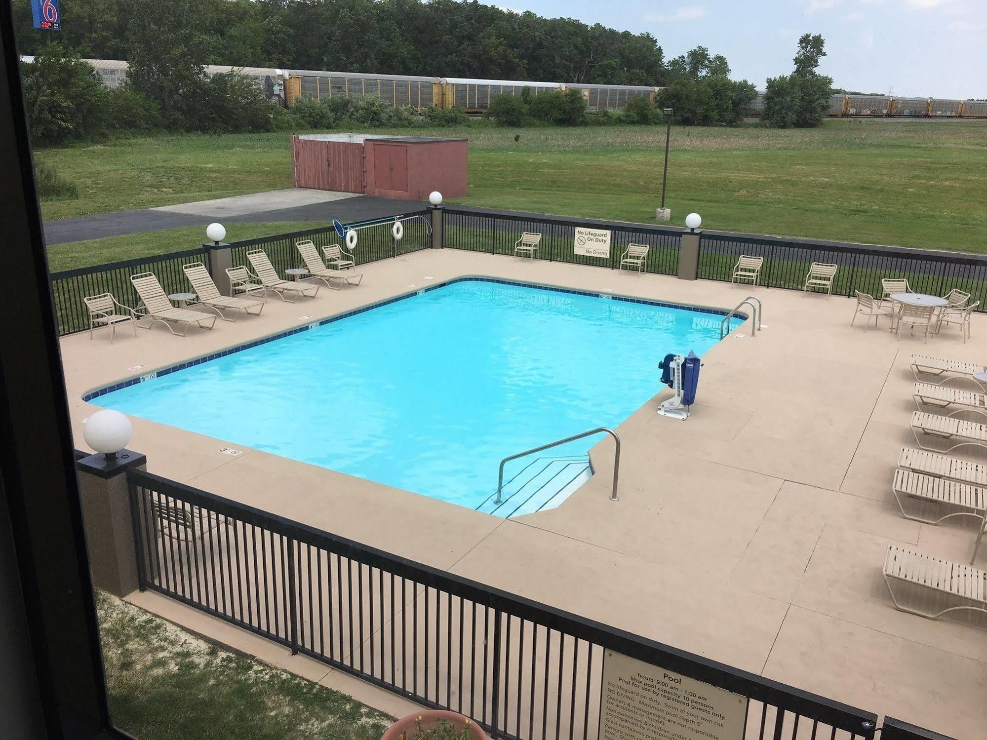 Country Inn & Suites By Radisson, Sandusky South, Oh Milan ภายนอก รูปภาพ