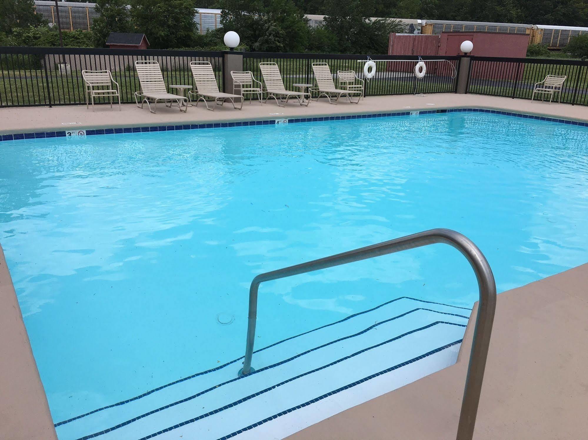 Country Inn & Suites By Radisson, Sandusky South, Oh Milan ภายนอก รูปภาพ