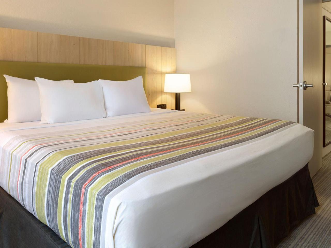 Country Inn & Suites By Radisson, Sandusky South, Oh Milan ภายนอก รูปภาพ